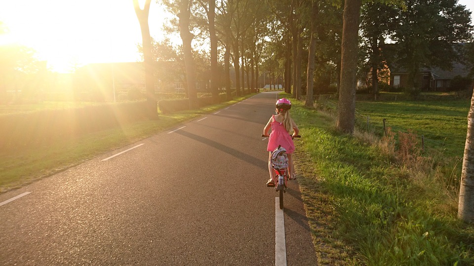 dívka na kole