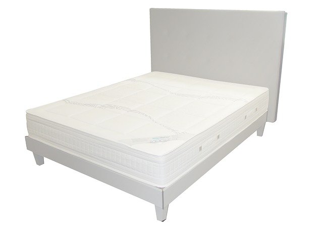 matrace na posteli