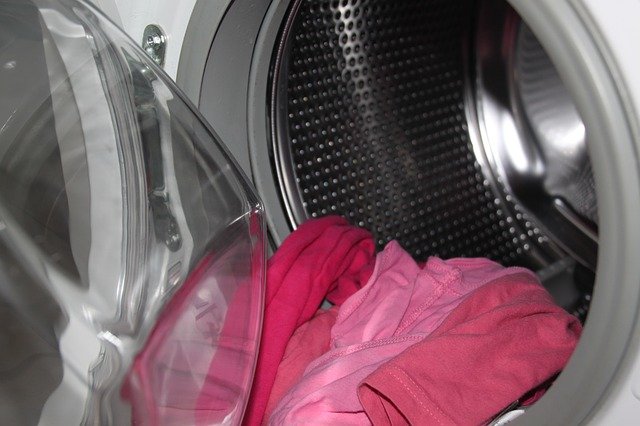 praní růžového prádla