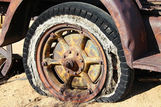 zničená pneumatika